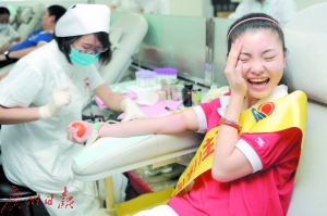 虽然很怕,但这位美女还是鼓起勇气献血。通讯员张学元、黄敏欣 摄