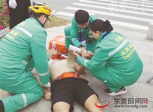 ■一名参赛者倒地，医生进行心肺复苏抢救的视频截屏图