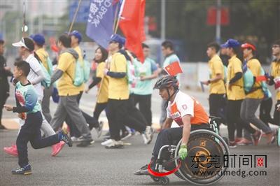 轮椅选手奋力“奔跑”（记者 李梦颖 摄）