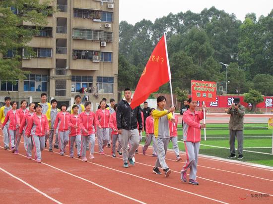 广东省少年儿童救助中心的32名运动员代表走进赛场。（通讯员 赖文诗 摄）