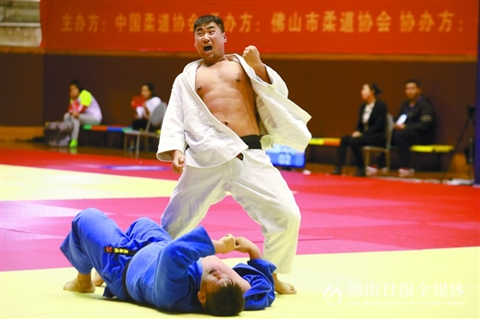 2017年全国柔道大师赛决赛现场，选手激情庆祝。/佛山日报记者张弘弢摄