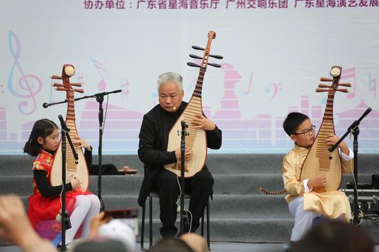 方锦龙老师现场表演
