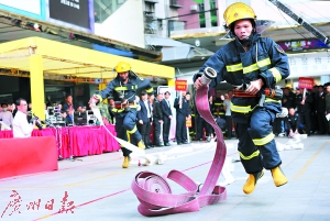 11月26日，天河区先烈东路万佳服装批发市场举办“关注消防 平安你我”消防大比武决赛。图为参赛选手进行两盘水带连接室内消防栓打靶项目比赛。广州日报全媒体记者高鹤涛摄影报道