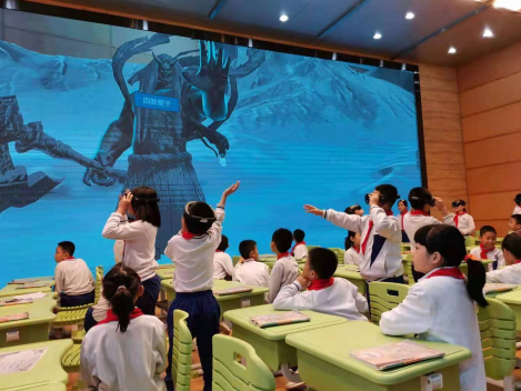 广州市小学生通过移动MR眼镜进行教学互动