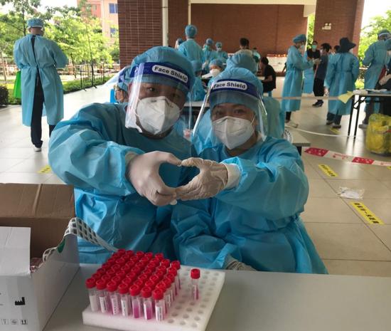 夫妇俩在珠江街一核酸检测点偶遇
