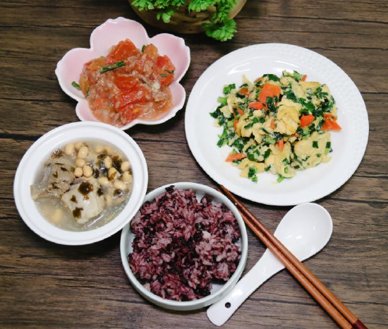孩子们的日常饭菜