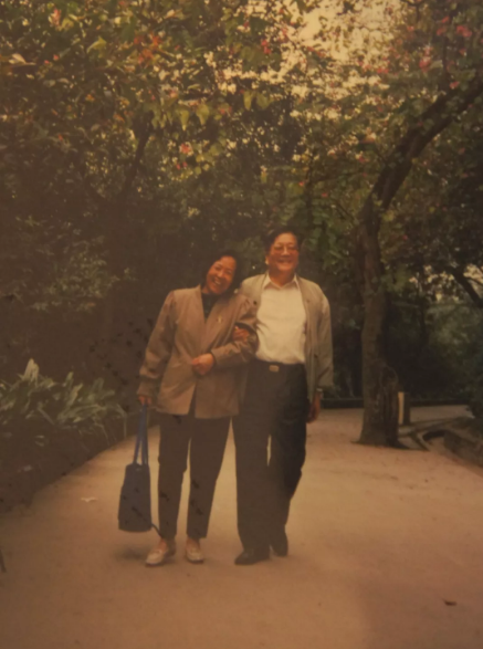 1995年春节，詹新泉与夫人在公园散步。