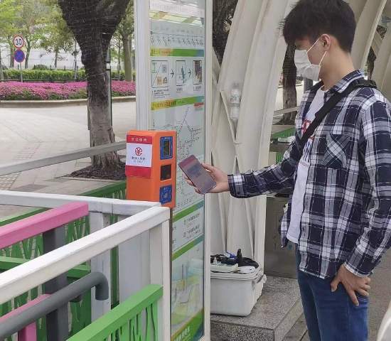 市民享受“一分钱优惠”乘坐海珠有轨电车