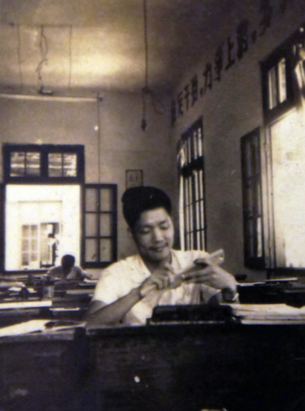 1961年，詹新泉在浙江大学教室中学习。