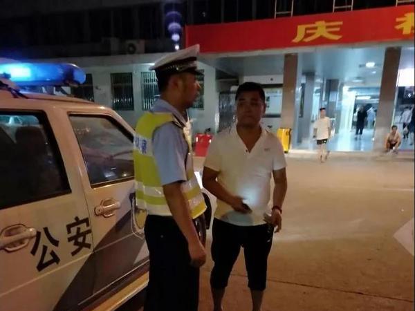 揭阳交警为游客开辟紧急生命通道