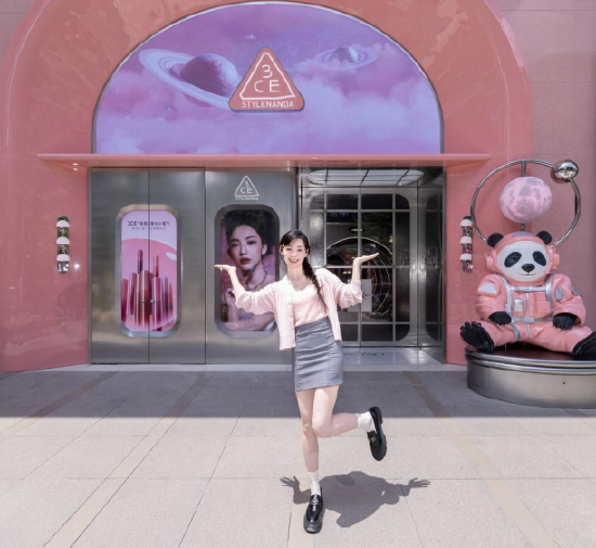 ▲段奥娟于3CE Pink Space Hotel粉境太空酒店