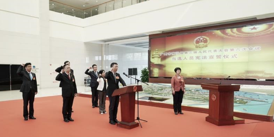 新当选南沙区三届人大常委会组成人员、南沙区人民法院（广东自由贸易区南沙片区人民法院）院长一起参加了向宪法宣誓仪式。&nbsp;