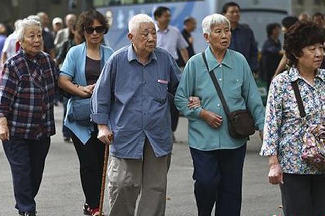 ↑资料图:南京一所高校的退休教师们参加活动。中新社记者 泱波 摄