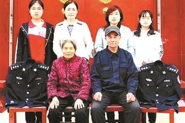“最感人全家福”图片来源:北京青年报