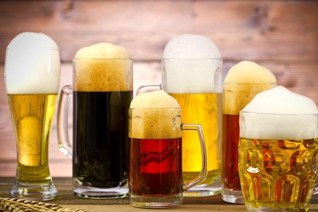 黄磊做针线活儿手发熟练 女儿多妹一脸崇拜