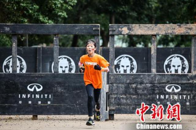 陈桂权正在给自己做肠镜检查。