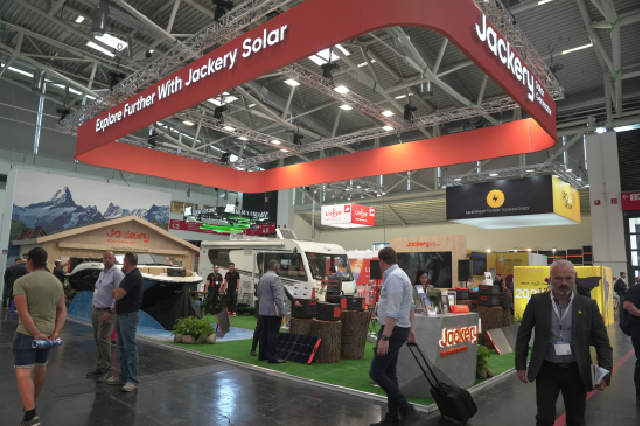  Huabao Xinneng, with its new product Jackery Electric Waiter 2000 Plus, made its debut in the world's largest photovoltaic exhibition