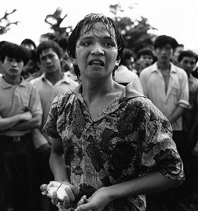 1992年8月,深圳以发售认股抽签表的方式发行5亿元新股,一位小伙子排了两天两夜的队,在发售前半小时被清理出列。张新民/摄