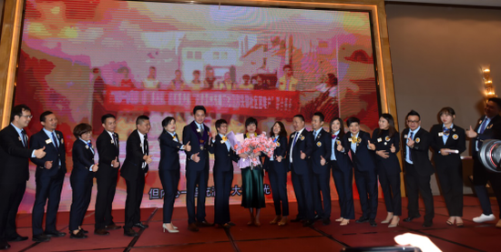 向上届队长致敬