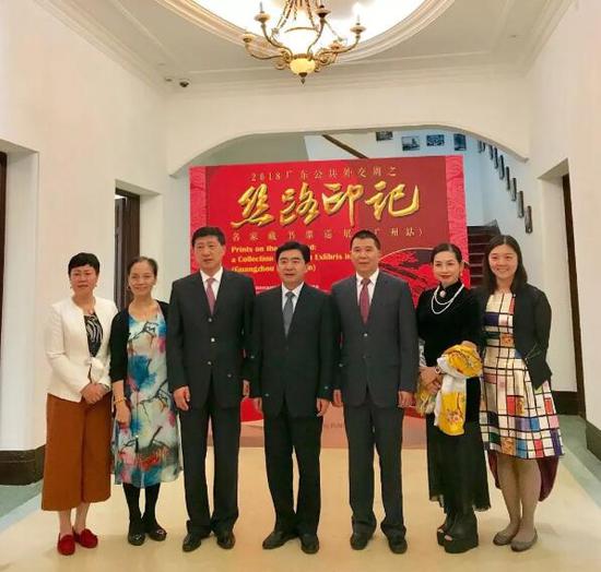 广东省政协主席王荣（左四）、广东公共外交协会常务副会长傅朗（左三）等与嘉宾在展厅合影