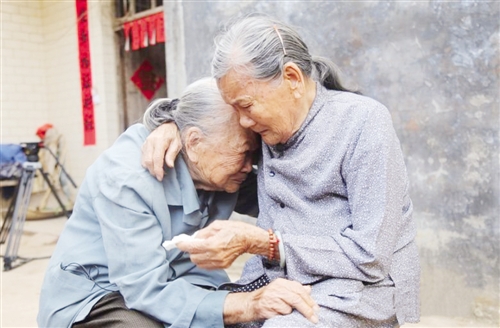 两姐妹时隔79年第一次见面,哭得泣不成声(图片来自钦州360网)