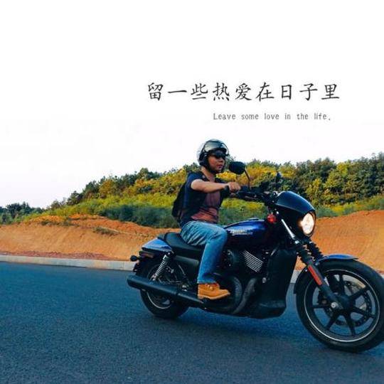 80后的张晓韧也是一名“摩托车发烧友”。