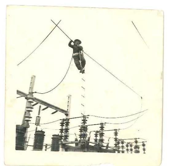70年代,蒋礼强进行10千伏线路高空解口。
