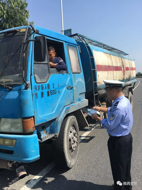 揭西交警夯实危化品运输车安全检查工作