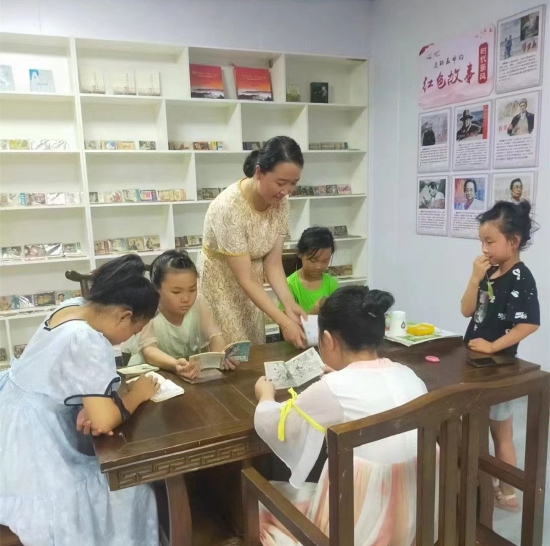 中间站立者为:全国人大代表梁倩娟