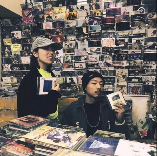 寒风也无法阻挡这对Hiphop情侣档出门淘宝。