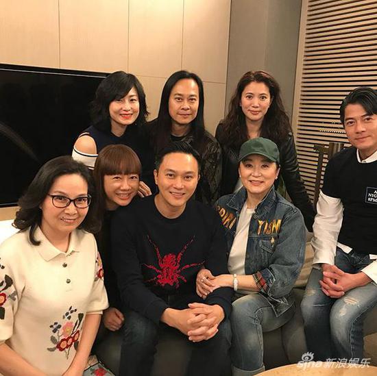 袁咏仪晒合影,同框的还有张智霖、郭富城等人。