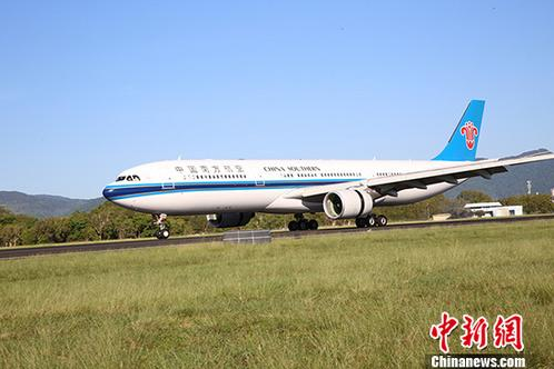 资料图：南航飞机着陆。 中新社记者 陶社兰 摄 