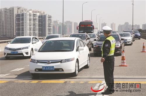 ■交警疏导交通 资料图 郑琳东 摄