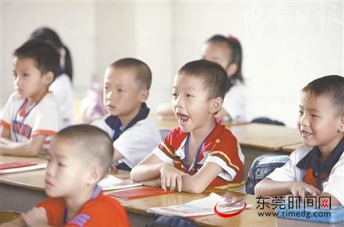 ■万江某民办学校的学生在上课 资料图 郑志波 摄