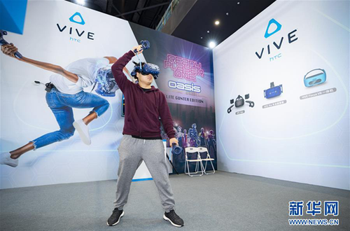 11月7日，参观者在第五届世界互联网大会上体验虚拟现实技术。当日，第五届世界互联网大会在浙江乌镇开幕。 新华社记者 才扬 摄