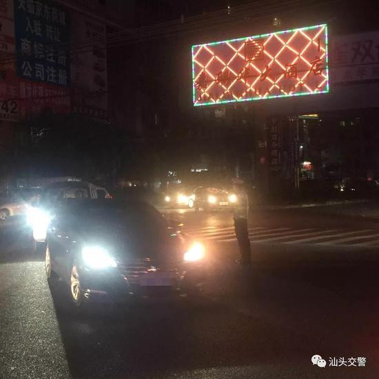 夜幕降临，民警继续奔波在灾区第一线