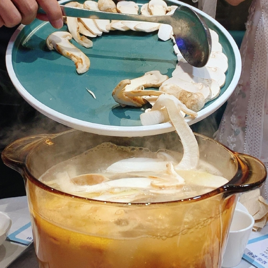 鲜松茸堂灼文昌鸡
