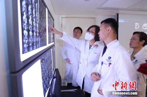 北京大学肿瘤医院副院长沈琳等专家为患者进行多学科义诊
