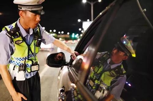 5月25日晚，广东交警在佛山市南海区一路段执法。南都记者 陈辉 摄