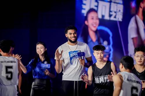 资料图:唐斯亲自带队比拼三分。图片来源:主办方供图