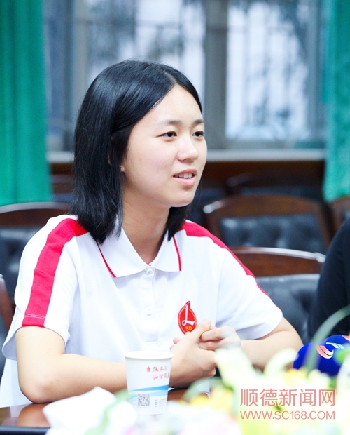 杜宇婧接受记者采访