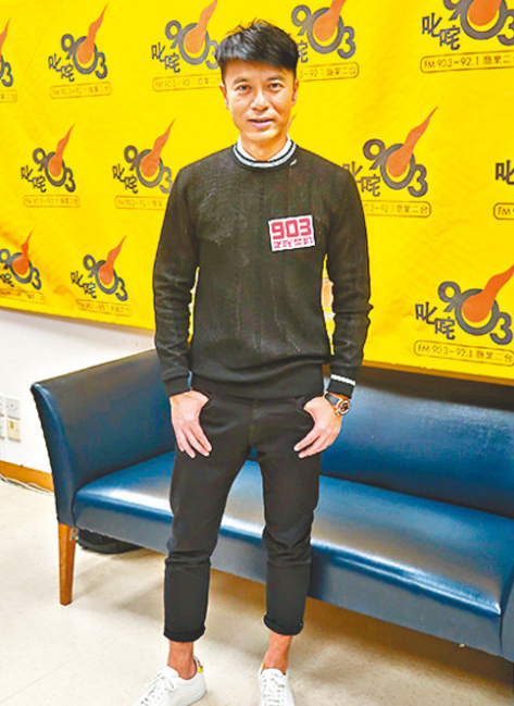 虽然忙于工作,但李克勤也会做足爸爸本分