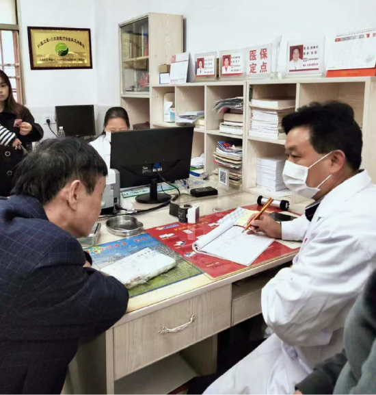 图为林先柏为群众看病