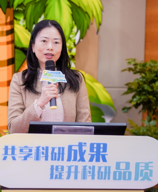 区教育局党组成员、副局长李翠芬致辞