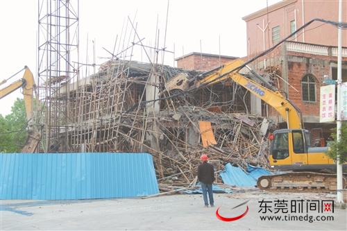 ■石排拆除一违法建筑 通讯员 冯慧兰 摄