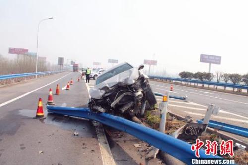 资料图：郑焦晋高速上的一起交通事故 杨军政 摄