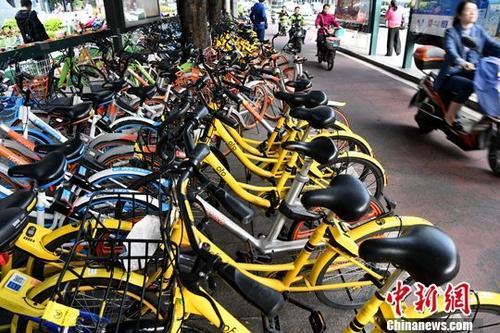 资料图：多个企业的共享单车扎堆停放在城市街头。中新社记者 张斌 摄