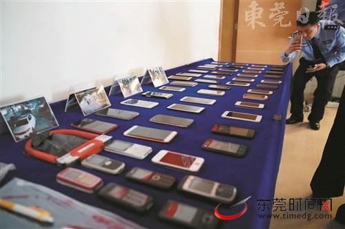昨日,市公安局召开“打两抢破小案”新闻发布会。图为部分成果展示 记者 程永强 摄