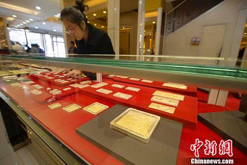 资料图:金店工作人员正在清点黄金制品。中新社记者 张云 摄
