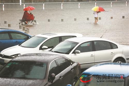 南城石竹路暴雨过后严重水浸 记者 程永强 摄